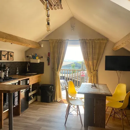 Gracie'S Lodge At Woody'S Glamping Llangerniew Exterior photo